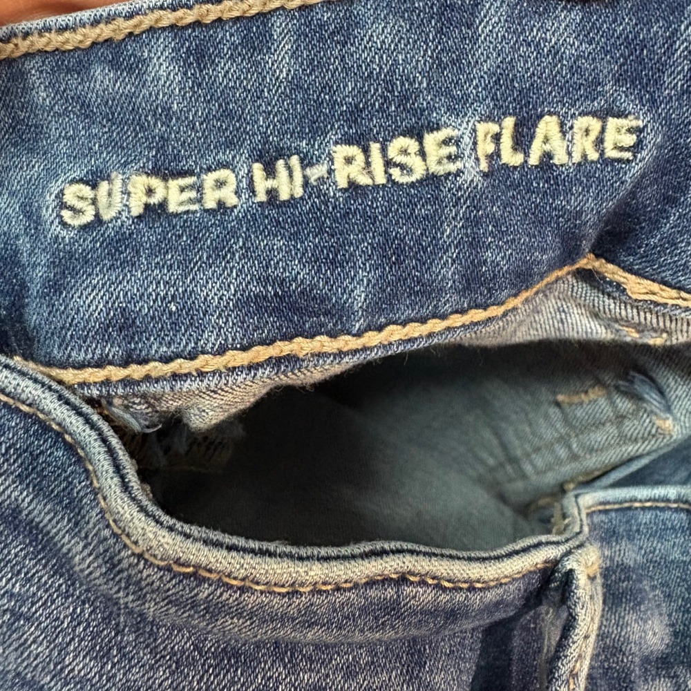 American Eagle Super Hi-Rise Flare Jeans Blue 4 Short Patch Pocket Detail - Picture 5 of 10